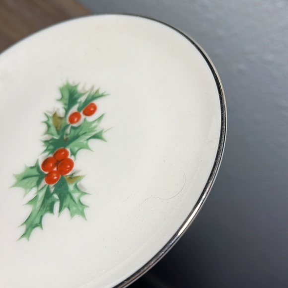 Vintage Triomphe holly plates
Made in the USA - Picture 5 of 8
